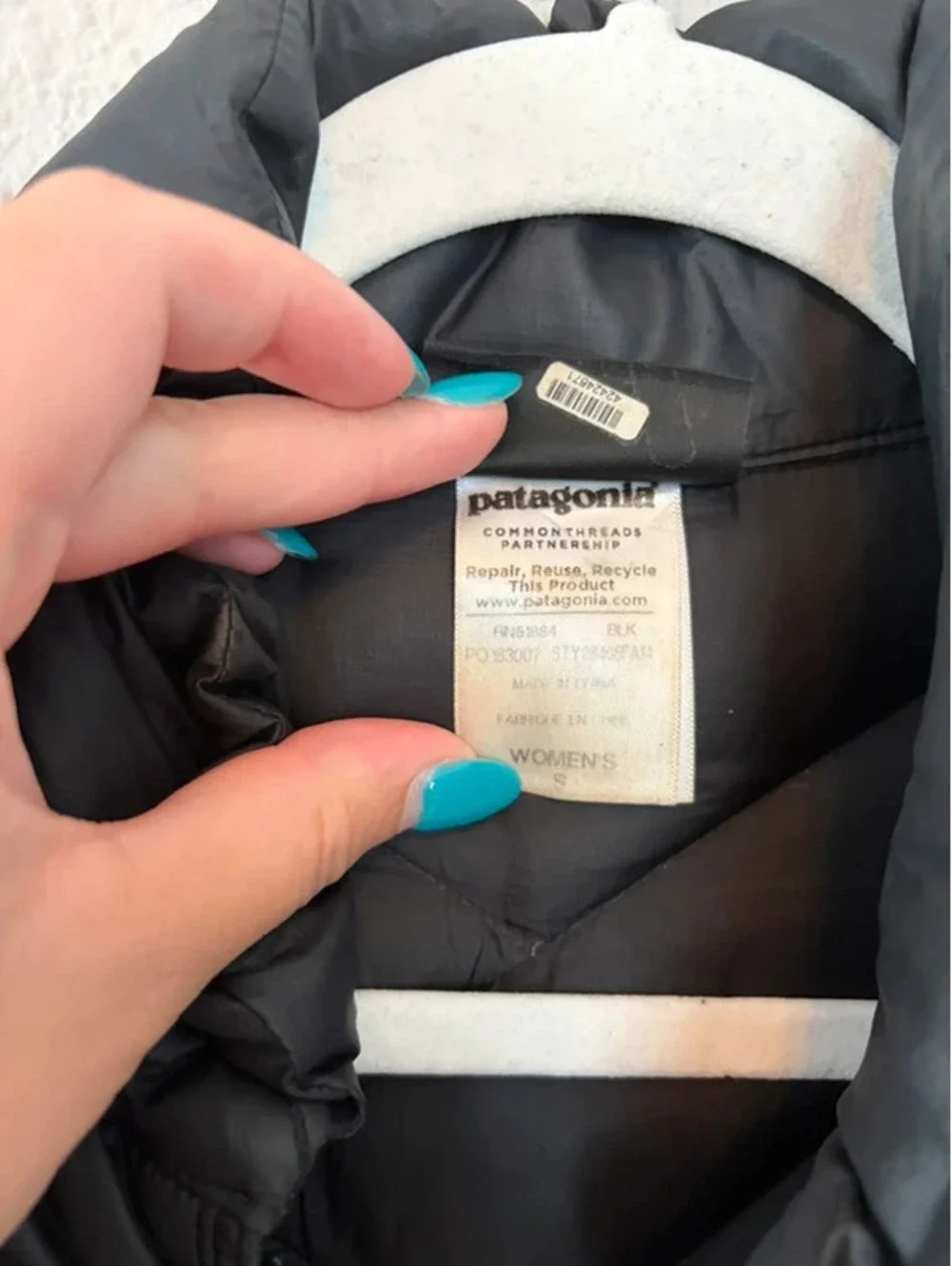 Patagonia women's puffer down coat black size S. Broken/missing zipper